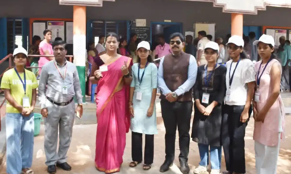 ಸಮಾನತೆಯ ಸಂಭ್ರಮ | ಹದಡಿಯಲ್ಲಿ ತೃತೀಯ ಲಿಂಗತ್ವ ಮದಾರರಿಂದ ಮತಚಲಾವಣೆ