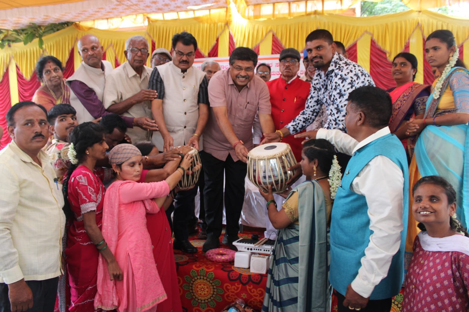 ನಿವೃತ್ತ ನೌಕರರ ಸಂಘದಿಂದ ತೀಕ್ಷ್ಣ ಅಂಧ ಮಕ್ಕಳ ಶಾಲೆಗೆ ಸಂಗೀತ ವಾದ್ಯಗಳ ಕೊಡುಗೆ; ಮಕ್ಕಳಲ್ಲಿ ಆತ್ಮವಿಶ್ವಾಸ ತುಂಬುವುದು ಸಮಾಜದ ಕರ್ತವ್ಯ